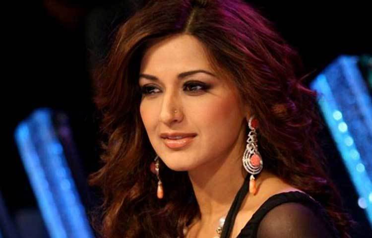 ১৯৯৯ সালে দুই তামিল ছবি ‘কধালার ধিনাম’ ও ‘কান্নোদু কানবাথেলাম’-এ অভিনয় করেও দক্ষিণী ছবির দুনিয়ায় বেশ নাম করেন। এরপর ২০০০ সালে ‘চল মেরে ভাই’-তে তার ক্যামিও চরিত্রটিও সিনেমাপ্রেমীদের মন কাড়ে। ‘হমারা দিল আপকে পাশ হ্যায়’ ছবির জন্য সেরা সহঅভিনেত্রীর পুরস্কারের জন্যও মনোনীত হন।