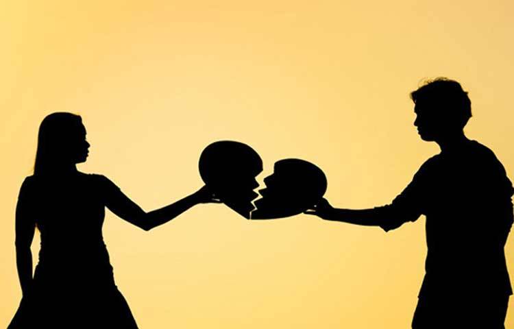 এত গেল সম্পর্ক জোড়ার খবর। একটা নতুন সম্পর্ক জুড়তে গেলে, অনেক সময় পুরনো সম্পর্ক ভাঙার প্রয়োজন হয়। ২০১৯ সালে যেমন নতুন সম্পর্ক জুড়েছে, তেমন ভেঙেছে। এবার দেখে নেয়া যাক বলিউড ব্রেক আপগুলো।