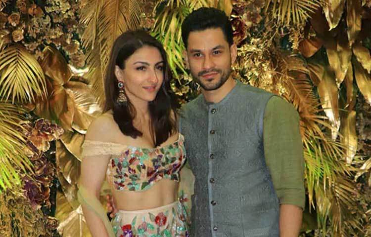 ফ্লোরাল গাউনে সবার নজর কেড়ে নেন সোহা আলি খান। স্ত্রীর পোশাকের সঙ্গে রং মেলানো শেডে সেজেছিলেন সোহার স্বামী কুণাল খেমুও।