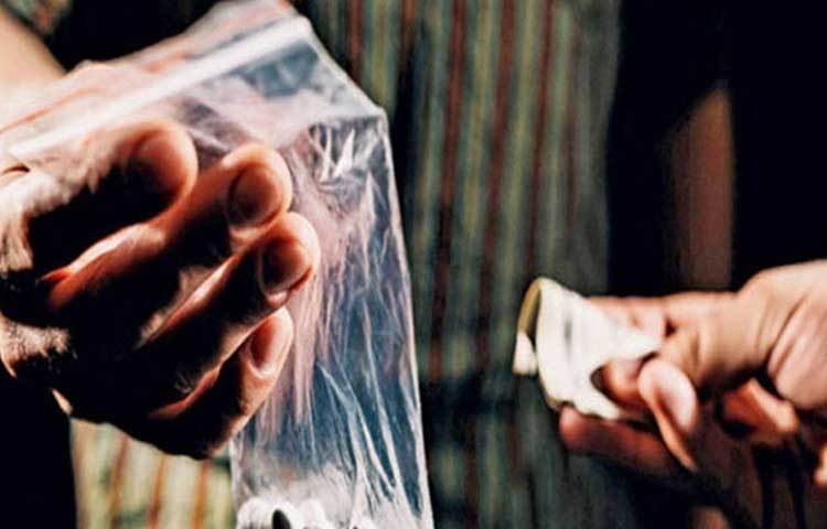 ২০০১ সালের ৫ মে নার্কোটিক বিভাগের কাছে খবর আসে, মুম্বাইয়ের জুহুতে একটি ড্রাগ ডিল হতে যাচ্ছে। ওই দিন সূত্রের খবর অনুযায়ী, সাধারণ পোশাকে পুলিশ এক ব্যাংকের এটিএমের কাছে পৌঁছে যায়। রাত ১টা নাগাদ সেখানে একটি গাড়ি পৌঁছায়।