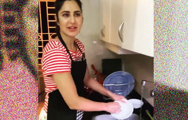 শুধু কি ক্যাটরিনা কাইফ-ই ঘরবন্দি। তার বাড়ির পরিচারিকাও ঘরবন্দি। তাই রান্না থেকে শুরু করে বাড়ির যাবতীয় কাজ এখন তাকেই করে নিতে হচ্ছে। বাসন ধোয়ার একটা ভিডিও শেয়ার করেছেন ক্যাটরিনা।
