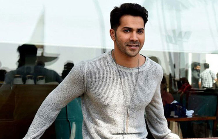 অক্ষয় কুমারের এগিয়ে আসা দেখে অনেক তারকাও সাহায্যের হাত বাড়িয়ে দিয়েছেন। অভিনেতা বরুন ধাওয়ানও নিজেকে করোনা-যুদ্ধে সামিল করেন। ৩০ লাখ টাকা প্রধানমন্ত্রীর ত্রাণ তহবিলে দান করেন তিনি। এরপরই বরুনের টুইট, ‘আমরা এই পরিস্থিতি সামলে উঠবই। দেশ ঠিক থাকলে আমরাও ঠিক থাকব।’