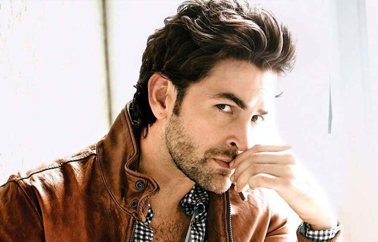 তার বাকি প্রতিবেশীদের মতো সম্পূর্ণ ঘরবন্দি অভিনেতা নীল নীতিন মুকেশও। তিনিও সস্ত্রীক থাকেন ‘ওবেরয় স্প্রিংস’-এ।