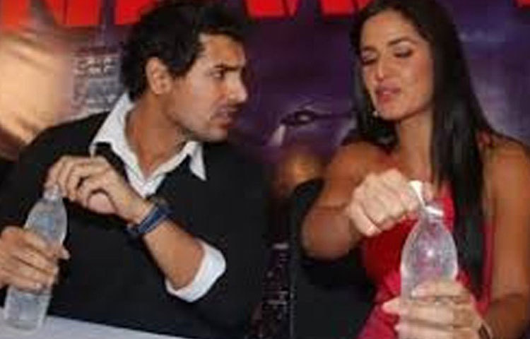 সংবাদমাধ্যমের সামনে ক্যাটরিনা এবং জন দু’জনেই তাদের যাবতীয় ফোনকল ও মেসেজকে ‘কেজো’ বলে বর্ণনা করেছিলেন। কিন্তু সালমানের কাছে এই দাবিতে চিঁড়ে ভেজেনি।