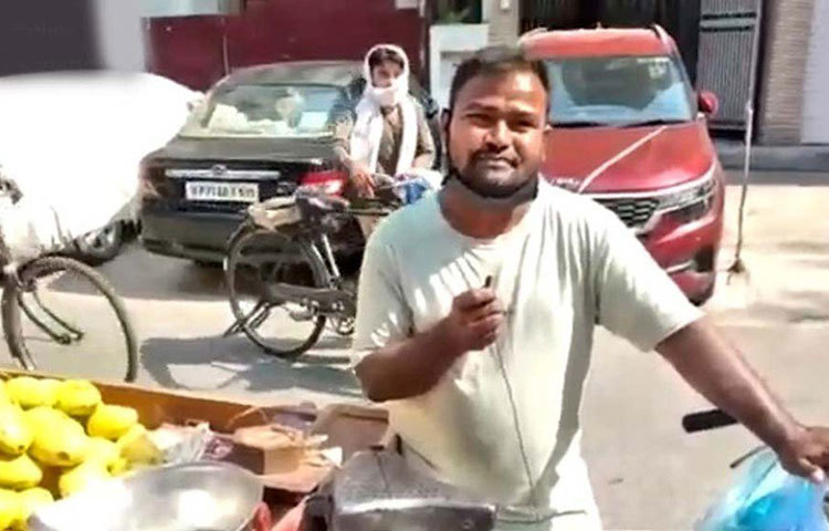 দিল্লির পাইকারি ফলের বাজার ওখলা মান্ডি। লকডাউনে সেখান থেকেই ফল কিনে এনেছেন সোলাঙ্কি। তার পর মালব্যনগর বাজারে সেই ফল বিক্রি করেছেন।