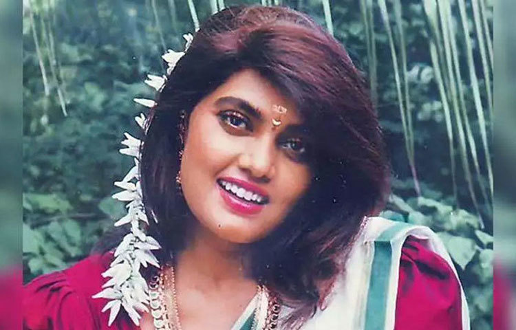 সিল্ক স্মিতা: আইটেম গার্ল থেকে অভিনেত্রী হয়ে উঠতে বেশ কাঠখড় পোড়াতে হয়েছিল এই অভিনেত্রীকে। কিন্তু মুম্বাইয়ের নিজের আবাসনে আত্মহত্যা করেছিলেন তিনি। কেনো করেছিলেন আত্মহত্যা? হতাশা, বিচ্ছেদের যন্ত্রণা নাকি অন্য কিছু, জানা যায়নি আজও।