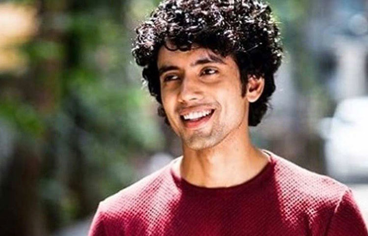 বাবা মায়ের সঙ্গে দিশা থাকতেন মুম্বাইয়ের দাদারে। গত ৮ জুন রাতে তিনি কয়েক জন বন্ধুবান্ধবদের সঙ্গে গিয়েছিলেন মালাড ওয়েস্টের একটি ফ্ল্যাটে। ফ্ল্যাটের মালিক দিশার প্রেমিক, অভিনেতা রোহন রাই।