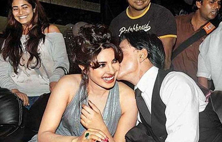 শাহরুখের কথায় নাকি কর্ণ জোহর নিজের জন্মদিনের পার্টিতে নিমন্ত্রণ করেছিলেন প্রিয়াঙ্কাকে। যদিও সে সময় কর্ণের ঘনিষ্ঠ বৃত্তে প্রিয়াঙ্কা আদৌ ছিলেন না। সেই প্রার্টিতে নাকি শাহরুখ গালে চুম্বন করে প্রিয়াঙ্কাকে স্বাগত জানিয়েছিলেন।