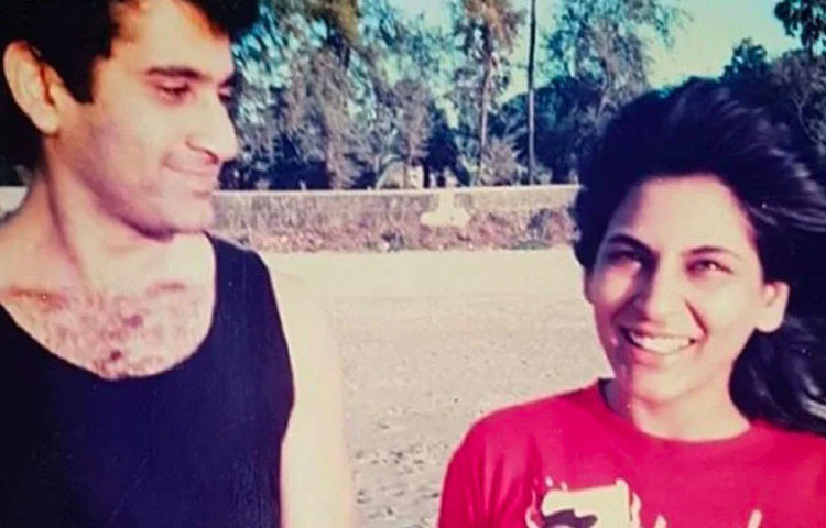 ডিভোর্সি এবং সাত বছরের বড় অর্চনার সঙ্গে ছেলের সম্পর্কে সায় ছিল না পরমীতের বাবা মায়ের। কিন্তু তা সত্ত্বেও প্রেয়সীর হাত ছাড়েননি পরমীত। যখন লিভটুগেদার করতেন, তখন অর্চনা পরিচিতি পেয়ে গিয়েছেন ইন্ডাস্ট্রিতে। অন্যদিকে পরমীত চেষ্টা করে চলেছেন।