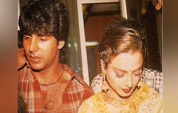 বলিউডের নানা পত্রপত্রিকায় তখন রেখার সঙ্গে অক্ষয়ের সম্পর্কের গুঞ্জন নিয়ে খবর বেরিয়েছিল। সোশাল মিডিয়া ছিল না তখন। কিন্তু ঘনিষ্ঠ জনদের থেকে সে কথা পৌঁছে যায় রবিনার কাছেও।