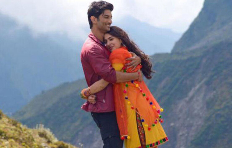 ক্যারিয়ারের প্রথম ছবি ‘কেদারনাথ’-এর শুটিংয়ের সময় সুশান্ত সিংহ রাজপুতের সঙ্গে সারা সম্পর্কে জড়িয়ে পড়েন বলে প্রয়াত অভিনেতার ঘনিষ্ঠ লোকজন জানিয়েছেন। বন্ধু-বান্ধবদের নিয়ে দু’জনে তাইল্যান্ড বেড়াতেও গিয়েছিলেন। সুশান্তের ফার্ম হাউসেও নাকি সারার নিয়মিত আনাগোনা ছিল। কিন্তু আচমকাই তাদের সম্পর্কে ছেদ পড়ে।