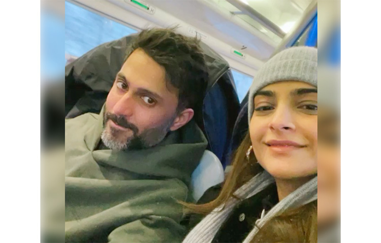 ভ্যালেন্টাইন্স ডের পোস্ট স্বামী আনন্দ আহুজার সমর্থনে লিখেছেন। সপ্তাহে ৫ দিনই তার সঙ্গে সময় কাটিয়েছেন। লন্ডনে ওয়ার্ক ফ্রম হোমের সময়ে থাকে আরও কাছ থেকে দেখেছেন। তার অত্যন্ত সুন্দরী সঙ্গীর জন্য বিশেষ দিনের বিশেষ ভালোবাসা। ছবি: ইনস্টাগ্রাম