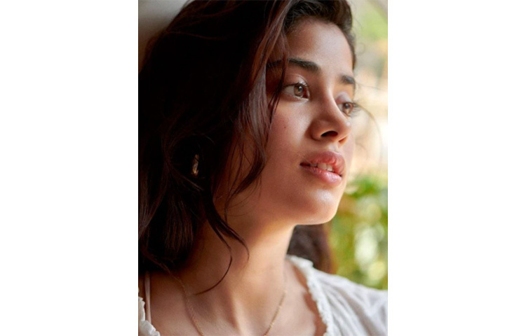 শ্রীদেবীর মেয়ে জাহ্ণবী কাপুরের এই ছবি সোশ্যাল মিডিয়ায় ভাইরাল। ছবি: সংগৃহীত