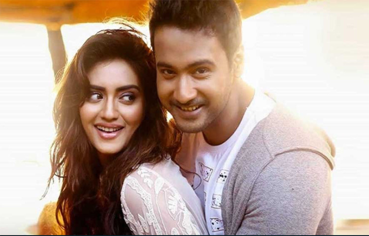 নুসরাতের সঙ্গে যশের ঘনিষ্ঠতাকে ‘নোংরামি’ বলেও কটাক্ষ করা হয়েছিল তখন। সেই আক্রমণের রেশ এখনও কাটেনি। রাজনৈতিক দায়িত্ব বা পোশাক নিয়ে তো বটেই, যশের সঙ্গে নাম জড়িয়ে বার বার কটাক্ষের শিকার হয়েছেন অভিনেত্রী। ছবি: সংগৃহীত