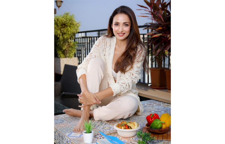 ৪৭ ছুঁয়ে যাওয়া মালাইকা অরোরা এখনো তারণ্যে ভরপুর। জানা যায়, তিনি ডায়েট ও নিয়মিত যোগ চর্চা করেন। ছবি: সংগৃহীত