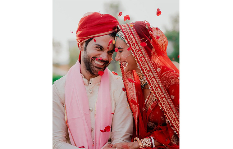 নভেম্বরের ১৫ তারিখ সাত পাকে বাঁধা পড়েছেন অভিনেতা রাজকুমার রাও এবং অভিনেত্রী পত্রলেখা। চন্ডীগড়ে বসেছিল বিয়ের আসর। ছবি: ইনস্টাগ্রাম