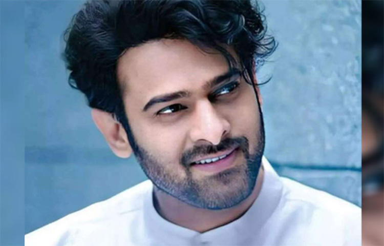 অক্ষয় এবং সালমানের পর বলিউডে পারিশ্রমিকের বিচারে দক্ষিণী সুপারস্টার প্রভাসের নাম চলে আসে। ‘বাহুবলী’র পর প্রভাসের পারিশ্রমিক আকাশচুম্বী হয়ে গেছে। ছবি: সংগৃহীত