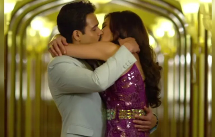 এমনকি এ নিয়ে ইমরানকেও দোষারোপ করতে ছাড়েননি নার্গিস। বলেছিলেন, ও এমনভাব করছিল, যেন কিচ্ছু জানে না। যেন ওরও এ ব্যাপারে খুবই লজ্জা এবং অস্বস্তি হচ্ছে। কিন্তু আমি জানি, ও পুরো বিষয়টাই আগে থেকে জানত। আর তখন পরিস্থিতির মজা নিচ্ছিল। ছবি: সংগৃহীত