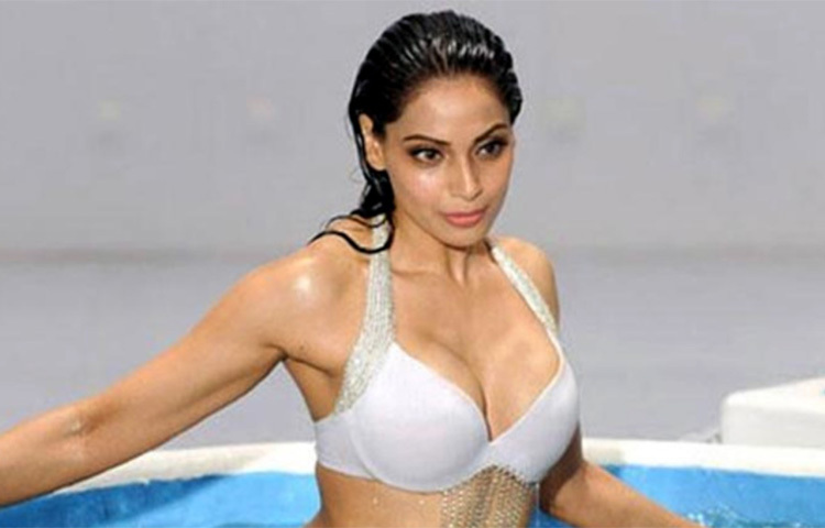 কারণ জানতে চাওয়া হলে নায়িকা বলেছিলেন, ‘ব্যক্তিগত সম্পর্ক ভালো না হলে পর্দায় তার প্রভাব পড়তে বাধ্য। ওর সঙ্গে আমার ব্যক্তিগত স্তরে কথাবার্তা নেই। তাই ভবিষ্যতে আমরা কখনো একসঙ্গে ছবি করব বলে মনে হয় না।’ ছবি: সংগৃহীত