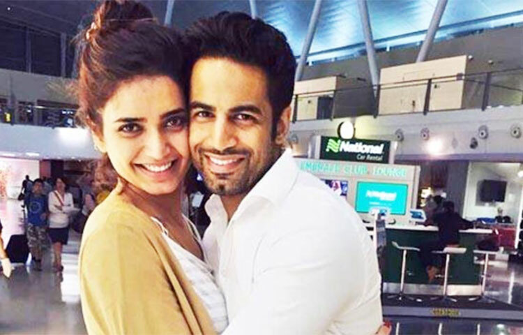 উপেন পটেল এবং কারিশমা তন্না: ‘বিগ বস’ চলাকালীন কাছাকাছি আসেন উপেন পটেল এবং কারিশমা তন্না। দুজনের সম্পর্ক মসৃণভাবেই এগোচ্ছিল। ‘নাচ বলিয়ে’-র মঞ্চে কারিশমা এবং উপেনের বাগদানও হয়। ভক্তরা অপেক্ষা করছিলেন কবে তারা বিয়ের খবর পাবেন। এমন সময়ে হঠাৎ তাদের সম্পর্ক ভেঙে যায়। ‘নাচ বলিয়ে’ শেষ হওয়ার পর পরই জটিলতা শুরু হয়েছিল। বিচ্ছেদের জন্য পরে উপেন যদিও কারিশমাকেই দায়ী করেন। কারিশমা তন্না বর্তমানে বরুণ বঙ্গেরার সঙ্গে সংসারে মন দিয়েছেন। ছবি: সংগৃহীত