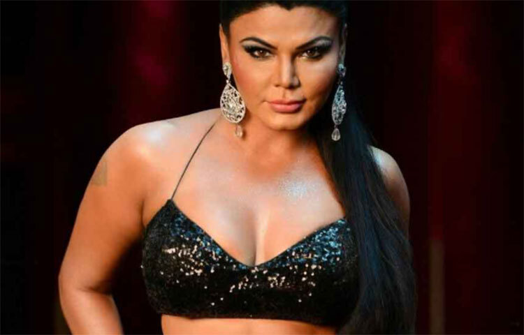 রাখী সাওয়ান্ত ‘আইটেম গার্ল’ হিসেবে আত্মপ্রকাশের পরেই স্তন প্রতিস্থাপন করেছিলেন। কিন্তু এই পদ্ধতি পার্শ্বপ্রতিক্রিয়া সহ্য করতে পারেননি তিনি। শরীরে নানা সমস্যা দেখা দেয়। অগত্যা ব্রেস্ট ইমপ্লান্ট তুলে নেন তিনি। ছবি: সংগৃহীত