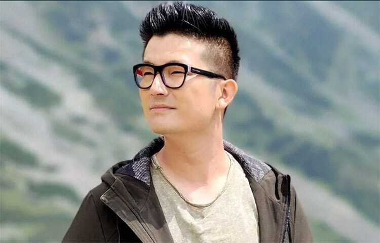 মেইয়াং চ্যাং: বলিউড ইন্ডাস্ট্রি এবং টেলিভিশেনর পরিচিত মুখ চ্যাং। ২০০৬ সালে গানের রিয়েলিটি শো ‘ইন্ডিয়ান আইডল’-এ তিনি অংশগ্রহণ করেন। ‘ব্যোমকেশ বক্সী’, ‘ভারত’, ‘বদমাশ কোম্পানি’ ছাড়াও বেশ কয়েকটি সিনেমাতে তাকে অভিনয় করতে দেখা গিয়েছে। অভিনয়ের পাশাপাশি গানও গাইতে পারেন চ্যাং। ক্যারিয়ারে শুরুতে গায়ক হিসেবেই ইন্ডাস্ট্রিতে পা রেখেছিলেন তিনি। ছবি: সংগৃহীত