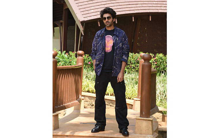 ভুল ভুলাইয়া-২ ছবির প্রচারে কার্তিক আরিয়ান। গ্রীষ্মেও তিনি এ ধরনের পোশাক পরেন। ছবি: সংগৃহীত