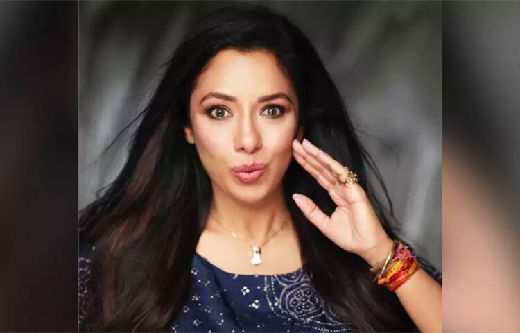 সাক্ষাৎকারে অভিনেত্রী এ-ও জানান, তার বাবা যে হোটেলে অতিথি হিসেবে এসেছিলেন, পরিস্থিতির কারণে সেই হোটেলেই টেবিলে টেবিলে গিয়ে খাবার পরিবেশন করেছিলেন তিনি। ছবি: সংগৃহীত