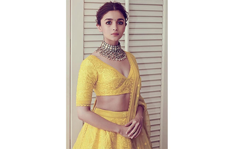 সুতার কাজ করা লেহেঙ্গায় সেজেছেন আলিয়া ভাট। ছবি: সংগৃহীত