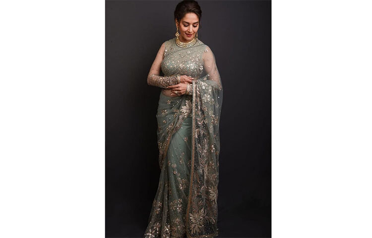 মিনিমাল সাজে মাধুরীর পূজার সাজ। ছবি: সংগৃহীত