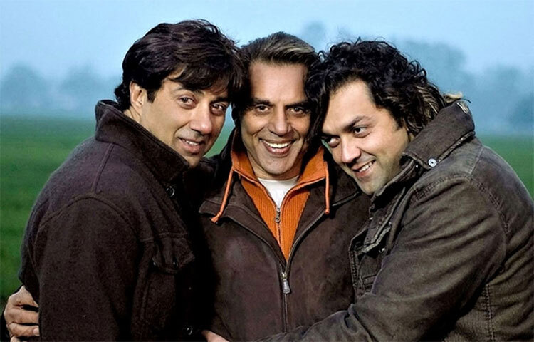 সানি দেওল এবং ববি দেওলের সঙ্গে ধর্মেন্দ্রকে ‘আপনে’, ‘ইয়ামলা পাগলা দিওয়ানা’ সিরিজের ছবিতেই শুধুমাত্র অভিনয় করতে দেখা গিয়েছে। সংবাদ সংস্থা সূত্রের খবর, ‘আপনে’ ছবির দ্বিতীয় পর্বে অভিনয় করতে দেখা যাবে ধর্মেন্দ্রর সঙ্গে তার দুই পুত্রকে। ছবি: সংগৃহীত