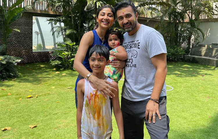 অনেকবার গর্ভপাত হওয়ার ফলে ২০২০ সালে সারোগেসির মাধ্যমে দ্বিতীয় সন্তান শমিশার জন্ম দেন শিল্পা শেঠি কুন্দ্রা। তার আগে রাজ কুন্দ্রা এবং শিল্পার এক ছেলে হয়। ছেলের নাম ভিয়ান। ছবি: সংগৃহীত