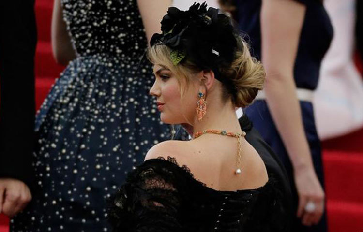 কেট আপটন: মডেল হিসেবে পরিচিত মুখ কেট আপটন। সম্প্রতি ‘গেমস অফ ওয়ার’ এর প্রচারণায় দেখা গেছে তাকে।