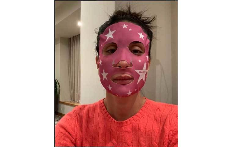 নিজের সোশ্যাল মিডিয়া হ্যান্ডেলে মাস্ক পরে এমনই একটি ছবি পোস্ট করেন কারিনা কাপুর খান।