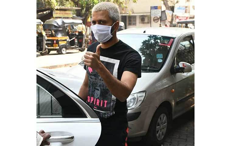 মাস্ক পরে বাইরে বের হতে দেখা যায় রীতেশ দেশমুখকে।