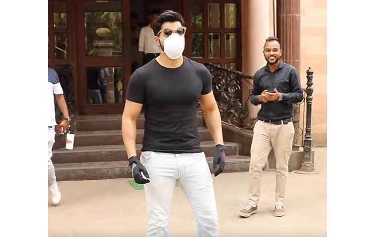 মাস্ক পরেই বাইরে বের হতে দেখা যায় বরুণ ধাওয়ানকে।