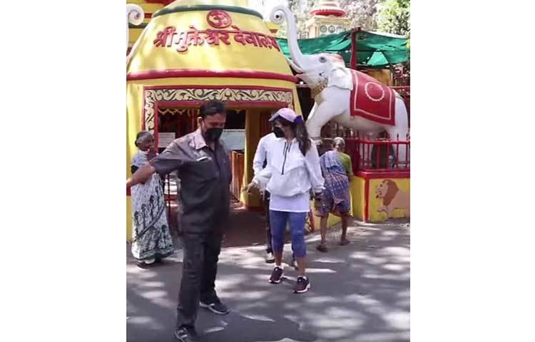 মুম্বাইয়ের এক শনিমন্দির থেকে পুজো দিয়ে বের হওয়ার সময় মাস্ক পরে থাকতে দেখা যায় একতা কাপুরকে।