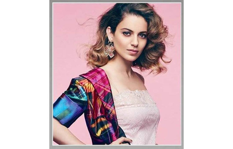 কঙ্গনা রানওয়াত। বলিউডের ‘ক্যুইন’। শোবিজে ঢুকেছিলেন ১৬ বছর বয়সেই। তারপর দীর্ঘ স্ট্রাগল। ‘গ্যাংস্টার’ ছবিতে বলিউডে অভিষেক, তারপর আর কোনোদিন পিছন ফিরে তাকাতে হয়নি কঙ্গনাকে। ‘ক্যুইন’ ছবির জন্য পেয়েছেন জাতীয় পুরস্কার।