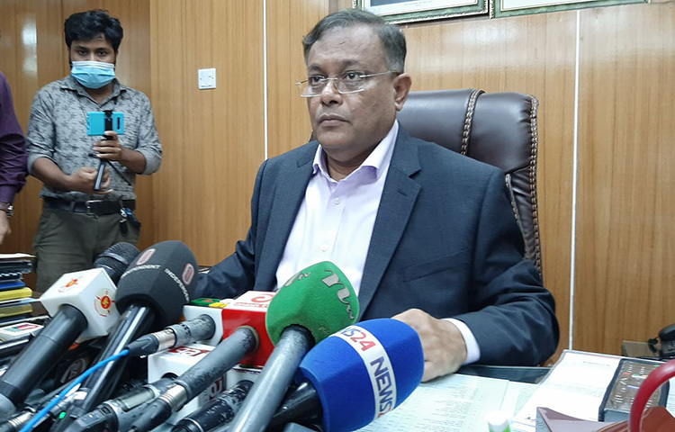 সচিবালয়ে নিজ দপ্তরে সাংবাদিকদের সঙ্গে কথা বলছেন তথ্য ও সম্প্রচারমন্ত্রী ডা. হাসান মাহমুদ। এসময়ে তিনি সদ্য পদত্যাগ করা প্রতিমন্ত্রী ডা. মুরাদ হাসানের বিষয়ে বিভিন্ন প্রশ্নের জবাব দেন। ছবি: জাগো নিউজ