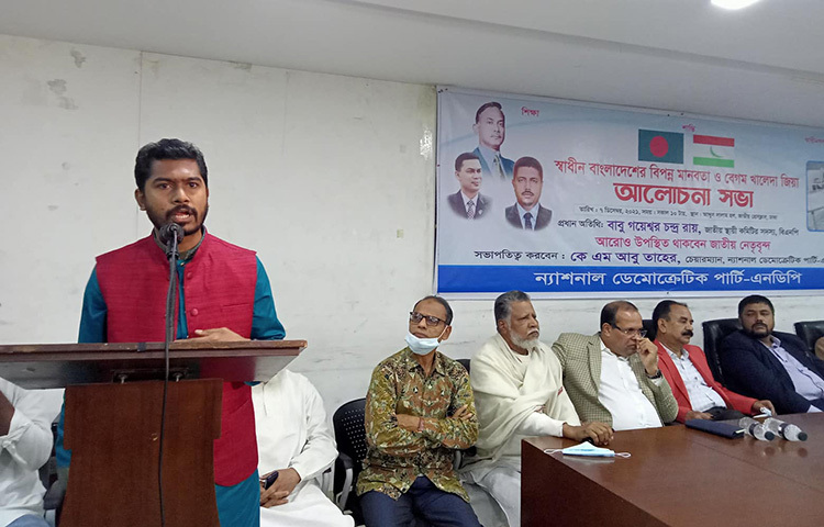 গণঅধিকার পরিষদের সদস্য সচিব ও ডাকসুর সাবেক ভিপি নুরুল হক নুর বলেছেন, বেগম খালেদা জিয়াকে তিলে তিলে নিঃশেষ করে দিচ্ছে সরকার। আজ জাতীয় প্রেস ক্লাবের তৃতীয় তলায় আবদুস সালাম হলে ন্যাশনাল ডেমোক্রেটিক পার্টি-এনডিপি আয়োজিত ‘স্বাধীন বাংলাদেশের বিপন্ন মানবতা ও বেগম খালেদা জিয়া’ শীর্ষক আলোচনা সভায় তিনি এ মন্তব্য করেন। ছবি: বিপ্লব দিক্ষিৎ