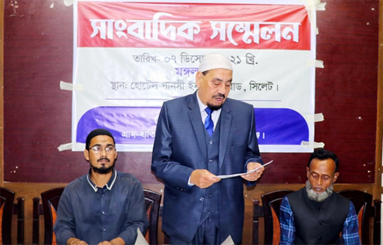 সিলেট সিটি করপোরেশনের মেয়র আরিফুল হক চৌধুরীর বিরুদ্ধে কোনো নোটিশ ছাড়াই অন্যায়ভাবে এক প্রবাসীর বাসাবাড়ি ভেঙে দেওয়ার অভিযোগ উঠেছে। আজ সিলেট নগরের জেলরোডস্থ একটি অভিজাত রেস্টুরেন্টের হল রুমে সংবাদ সম্মেলন করে এ অভিযোগ করেন সুনামগঞ্জের দিরাই উপজেলার হাতিয়া গ্রামের বাসিন্দা মো. জুনু মিয়া। ছবি: ছামির মাহমুদ