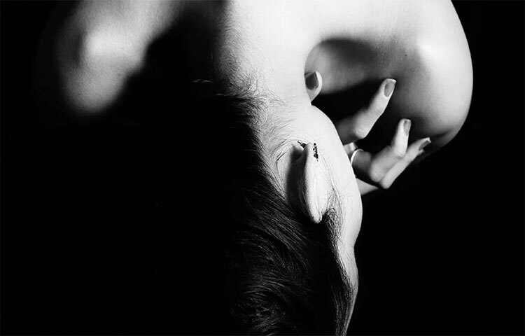 বয়স ৩০ ছাড়িয়ে গেলেই অস্টিওপোরোসিসে আক্রান্ত হওয়ার আশঙ্কা থাকে। এই রোগ হলে হাড়ের ঘনত্ব কমে যায়। এই রোগে আক্রান্ত হলে হাড় ধীরে ধীরে দুর্বল এবং ভঙ্গুর হয়ে যায়। তবে পুরুষদের চেয়ে নারীদের ক্ষেত্রে এই রোগে আক্রান্ত হওয়ার আশঙ্কা বেশি। মেনোপজ বা ঋতুবন্ধ হওয়ার পরে নারীরা সবচেয়ে বেশি অস্টিওপোরোসিসে আক্রান্ত হন। ছবি: সংগৃহীত