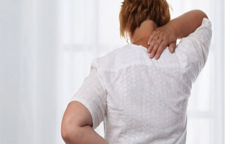 এশিয়াজুড়েই এই রোগের প্রাদুর্ভাব বেশি। বয়স্কদের হাড় ভাঙার অন্যতম কারণ এই রোগ। সাধারণত অস্টিওপোরোসিসের কোনো লক্ষণ নেই। তবে এই রোগে আক্রান্ত রোগী হাড়ে ব্যথা অনুভব করতে পারেন। আপনা থেকেই হাড় ভেঙেও যেতে পারে। কোনও কোনও ক্ষেত্রে আবার হালকা চোট পেলেই হাড় ভেঙে যেতে পারে। অর্থাৎ হাড়ের ক্ষমতা অনেকটাই কমে যায়। সঙ্গে হাড়ের ক্ষয় হতে শুরু করে। ছবি: সংগৃহীত