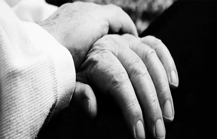 মূলত জীবনশৈলীর পরিবর্তন করতে হবে। নিয়মিত খাওয়াদাওয়া, পাশাপাশি শরীরচর্চা করতে হবে নিয়মিত। শরীরে ক্যালসিয়াম ও ভিটামিন ডি-এর অভাব থাকলে ওষুধ খেতে হবে। নিয়মিত খেলাধুলো করা, শরীরের ওজন ঠিক রাখা দরকার। ছবি: সংগৃহীত