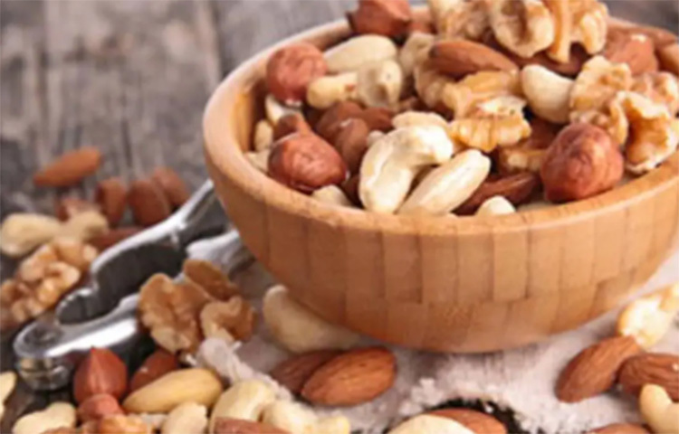 বাদামে থাকা ক্যালসিয়াম, ম্যাগনেসিয়াম হাড়ের স্বাস্থ্যের জন্য দরকারী। হাড়ের ক্যালসিয়াম ধারণ ক্ষমতা বৃদ্ধি করে ম্যাগনেসিয়াম।