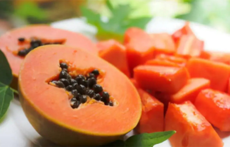 পেঁপে ক্যালসিয়ামে ভরপুর। ১০০ গ্রাম পেপেতে ২০ মিলিগ্রাম ক্যালসিয়াম আছে। সকালে রোজ কলা না খেয়ে মাঝে মাঝে স্বাদ বদলাতে রাখতে পারেন পাকা পেঁপে। ছবি: সংগৃহীত