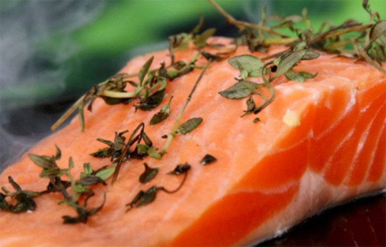 ওমেগা থ্রি-র গুরুত্বপূর্ণ উৎস মাছ আমাদের ডায়েটে সব সময়েই অন্য জায়গা পেয়ে এসেছে। কিন্তু জানেন কি স্যামন, টুনার মতো তৈলাক্ত মাছ হাড়ের শক্তিও বৃদ্ধি করে। তাই হাড় ভালো রাখতে মাছের ঝোল, যেভাবে খুশি মাছ খান। ছবি: সংগৃহীত