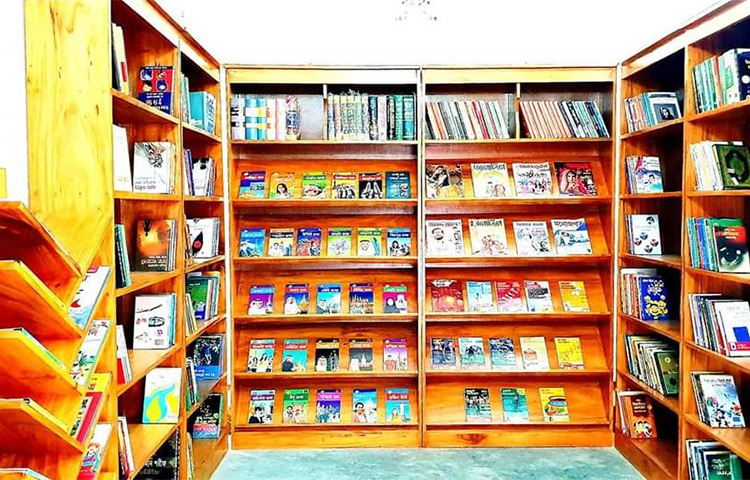 দর্শনার্থীরা অবসর সময় কাটানোর পাশাপাশি মনোরম এ স্থানে বসে পছন্দের বইটিও পড়ার সুযোগ পাবেন। ছাদের কোণে তিনটি পরিপাটি কক্ষে কাঠের তাকে থরে থরে সাজানো বই। জাতির পিতা বঙ্গবন্ধু শেখ মুজিবুর রহমানের ‘অসমাপ্ত আত্মজীবনী’, ‘দেশরত্ন শেখ হাসিনা’, ‘বি স্মার্ট উইথ মুহাম্মদ’, ‘গীতাঞ্জলি’সহ তথ্যসমৃদ্ধ বিভিন্ন বই। ছবি: মো. ছগির হোসেন