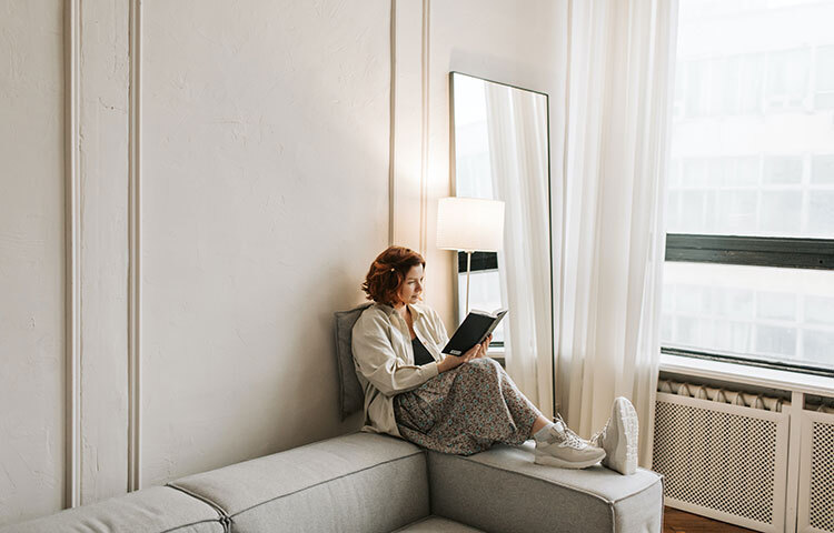 বইপড়ার অভ্যাস তৈরির জন্য প্রথমত, মন পরিষ্কার করে পড়তে বসুন। মনের মধ্যে কনোরকম চিন্তা নিয়ে বইপড়া শুরু করবেন না। ছবি: সংগৃহীত