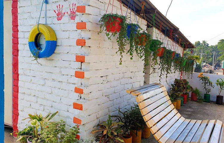 জানা যায়, উপজেলার অসহায় মানুষের পাশে থাকার প্রত্যয় নিয়ে মানিক গড়ে তোলেন ‘উন্মুক্ত গ্রন্থাগার’। সামাজিক ও মানবিক কর্মকাণ্ডের পথ ধরে জ্ঞানের দরজা খুলে দিতে পাঠাগার প্রতিষ্ঠার উদ্যোগ নেন তিনি। করোনাকালে বন্ধু, আত্মীয়-স্বজন ও নিজের সহযোগিতায় অসহায় মানুষকে সহযোগিতাও করেছেন তিনি। ছবি: মো. ছগির হোসেন